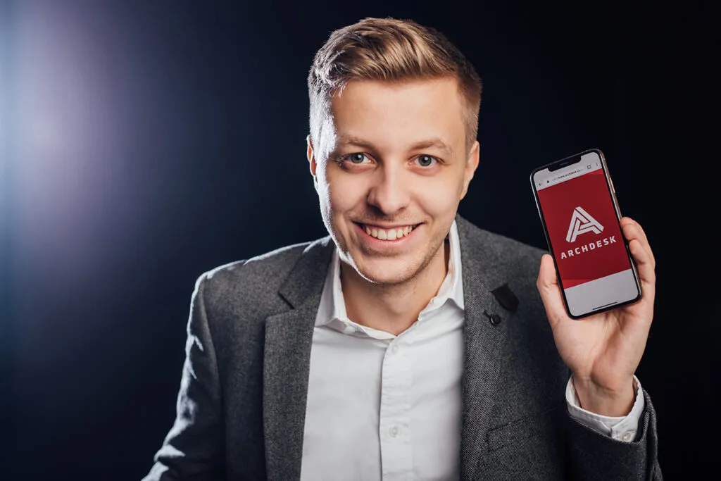 Zdjęcie biznesowe z logo firmy na telefonie