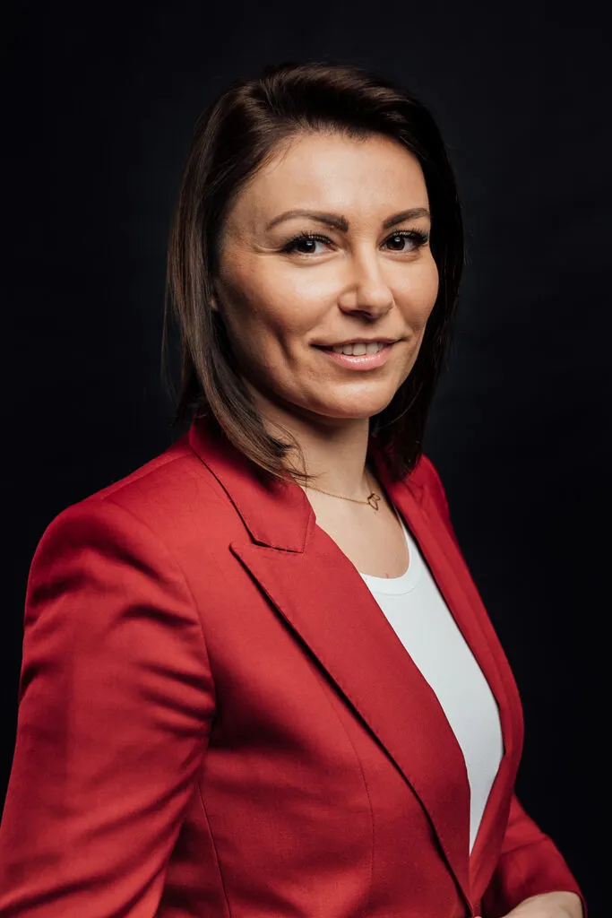 Portret biznesowy kobieta w czerwonej marynarce