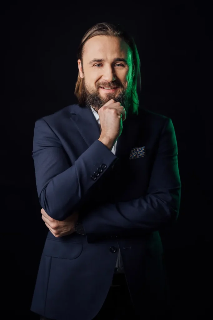 fotografia-biznesowa-krakow-mężczyzna-green-studio-czarne tło