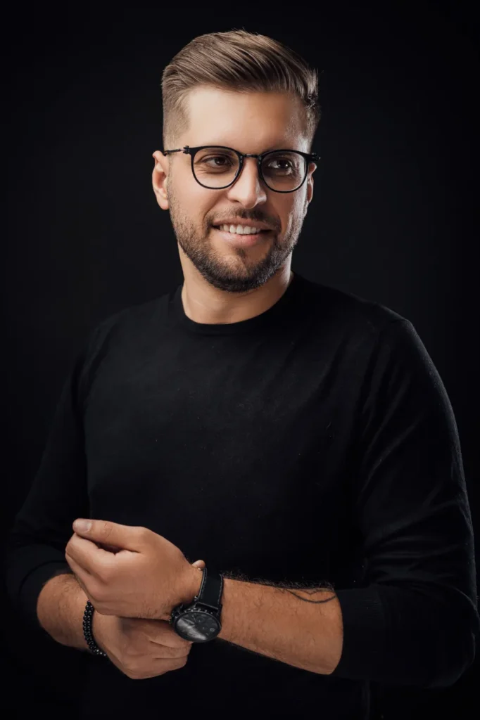 fotografia-biznesowa-studio-czarne tło-mężczyzna-portret