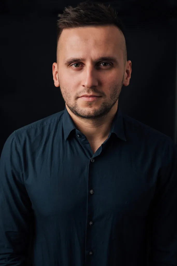 Portret męski w czarnej koszuli