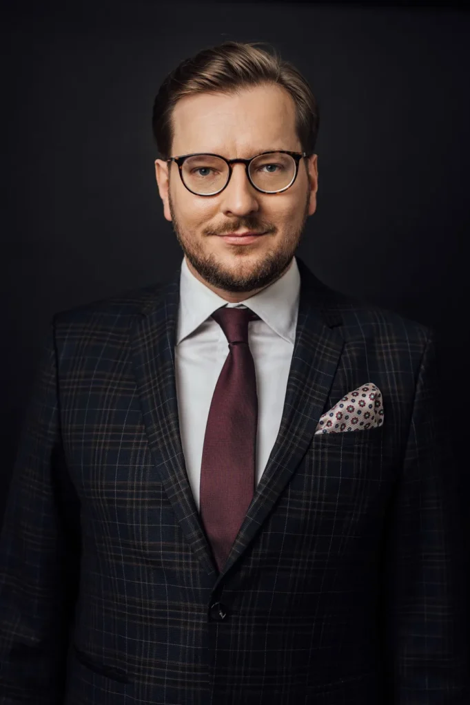 portret-biznesowy-studio-czarne tło-mężczyzna