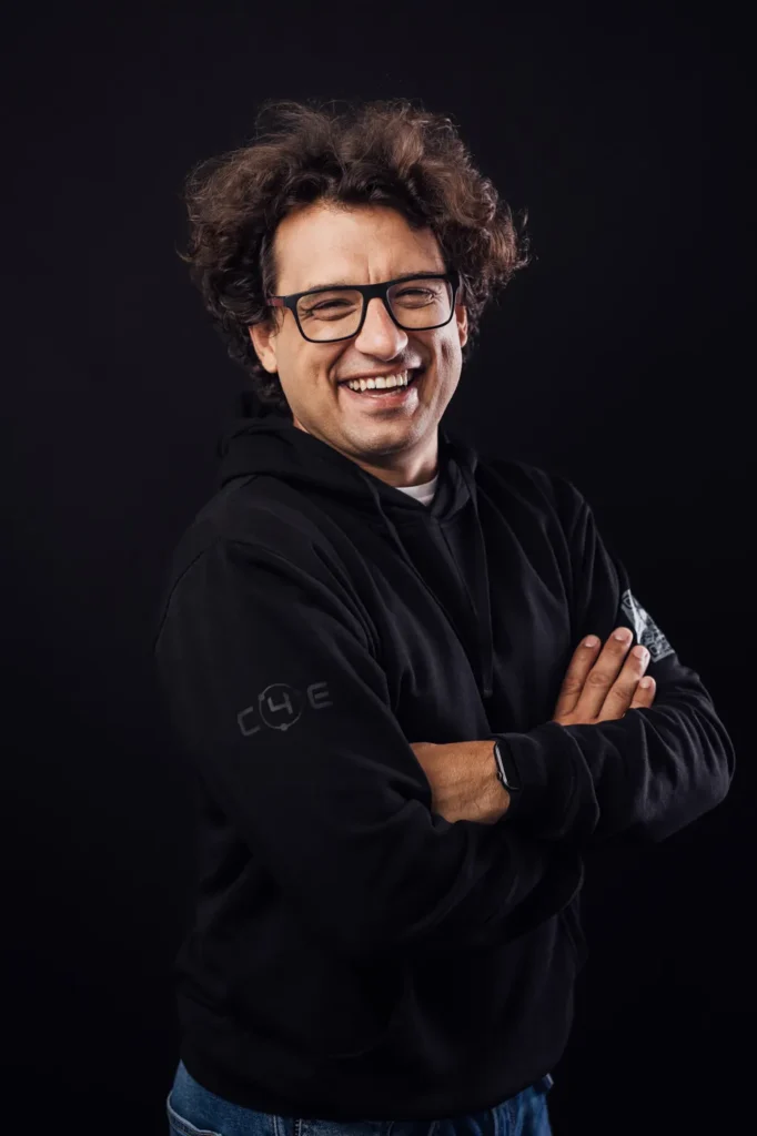 portret-biznesowy- krakow-studio-czarne tło-mężczyzna