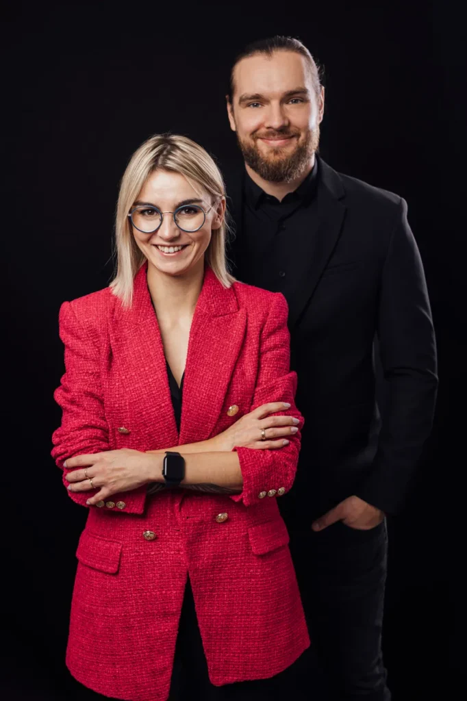 sesja-firmowa-warszawa-studio-portret-kobieta-mężczyzna-czarne tło