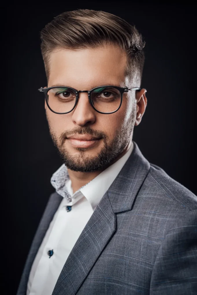 sesja-fotograficzna-mężczyzna-studio czarne tło