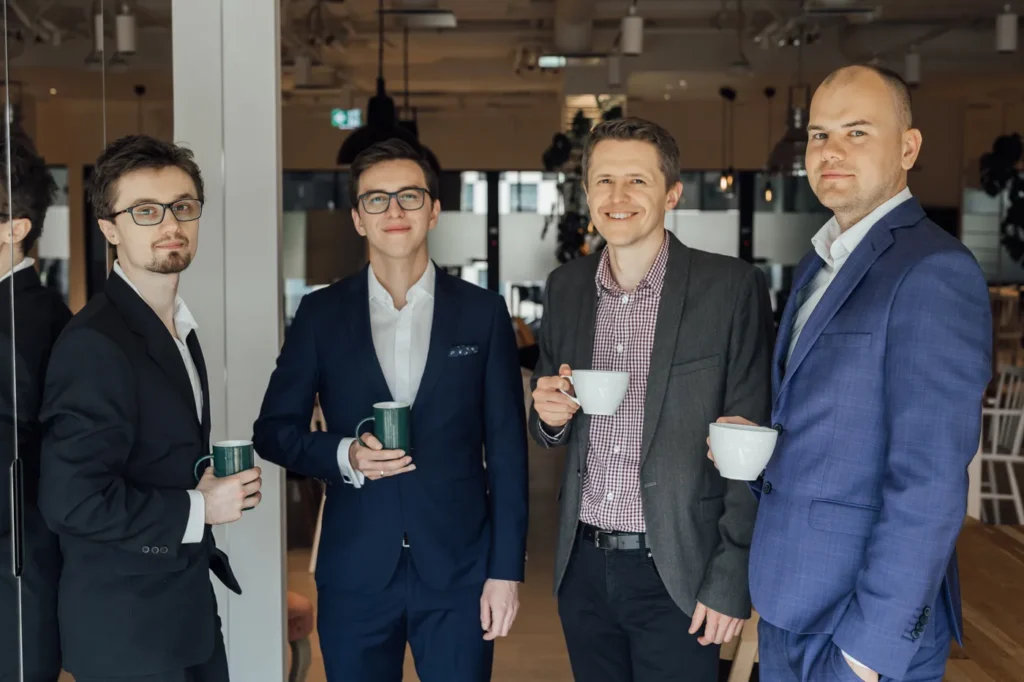 sesja-fotograficzna-teamwork-mężczyźni-coffee