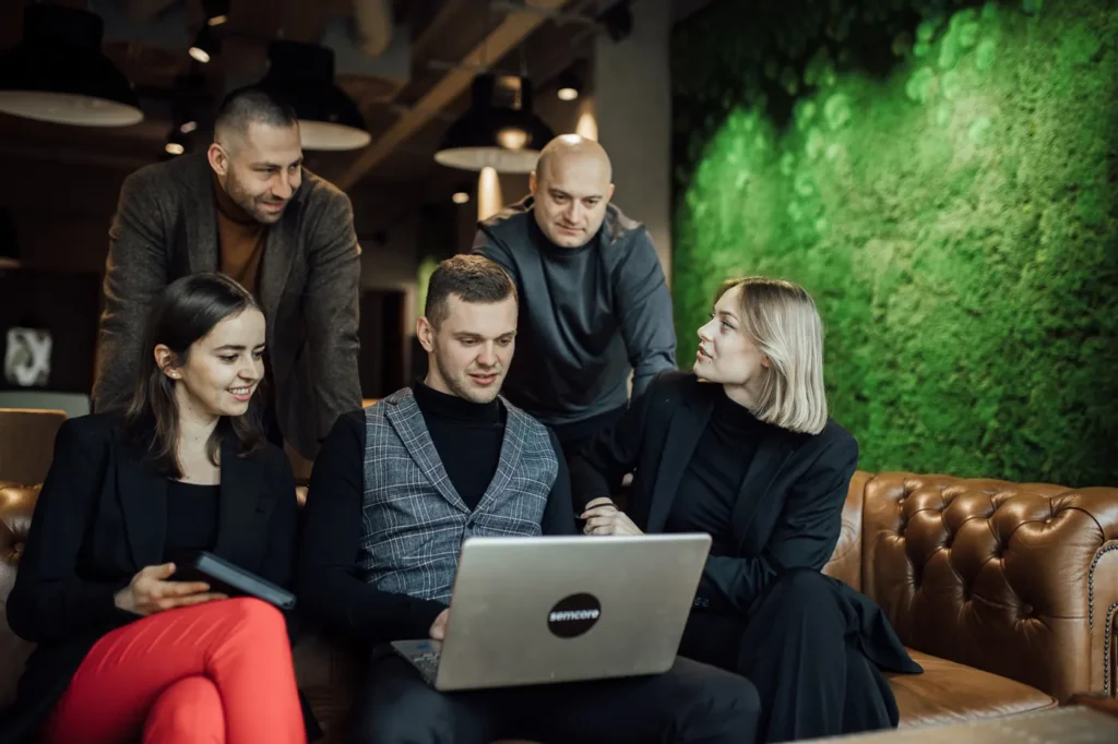 sesja-pracownicy-krakow-team-praca-kobieta-mężczyzna