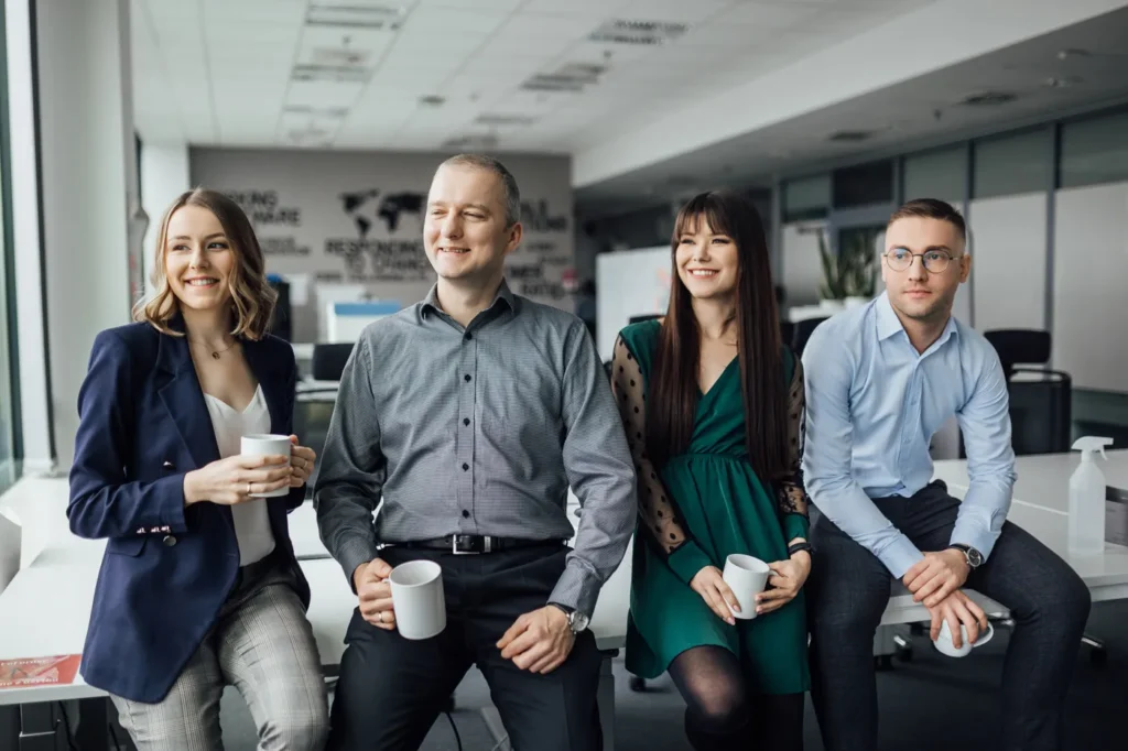 sesja biznesowa-team-firma-praca-kobieta-mężczyzna