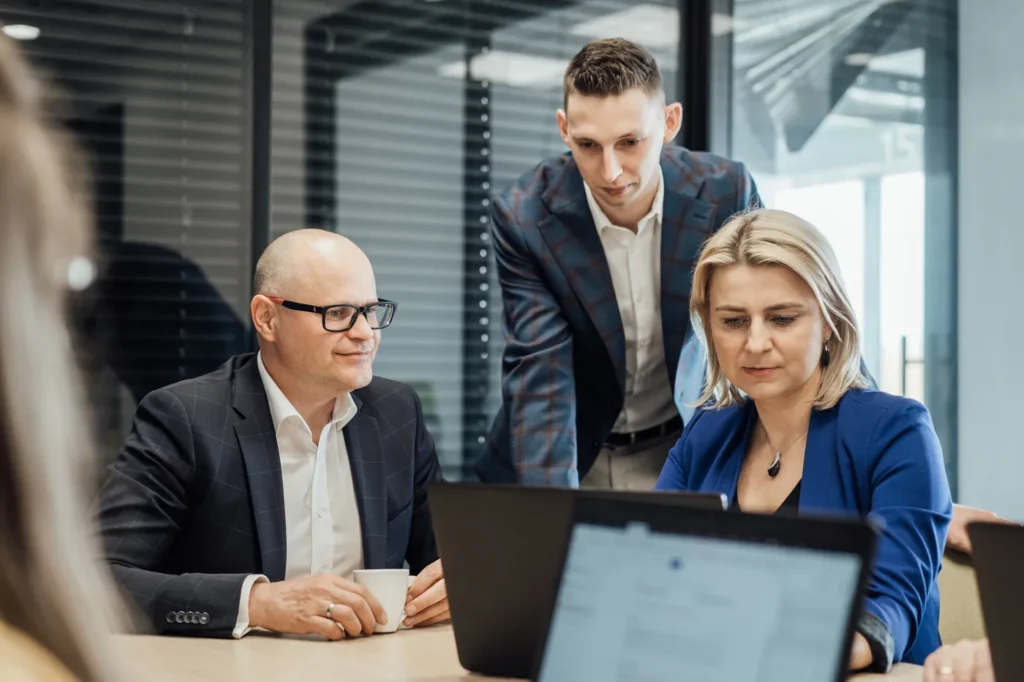 sesja biznesowa-team-firma-praca-kobieta-mężczyzna