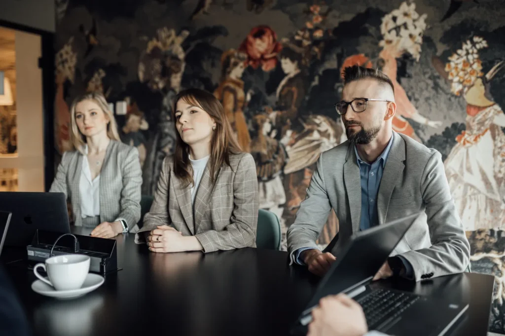 sesja biznesowa-team-firma-praca-mężczyzna-kobieta