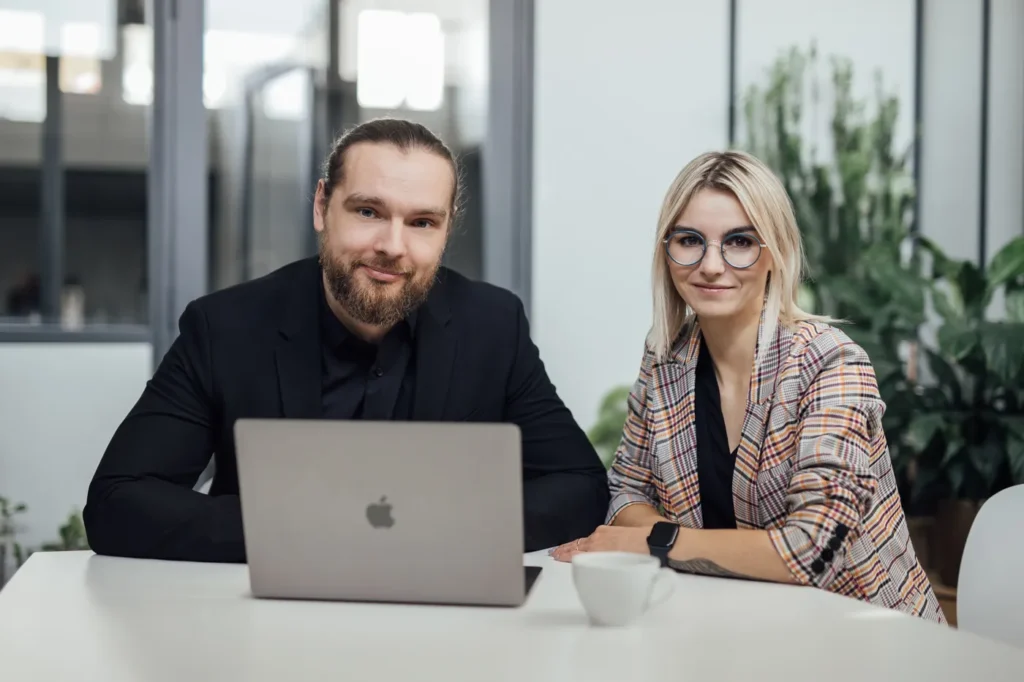 sesja-zespolowa-kobieta-mężczyzna-mac-praca