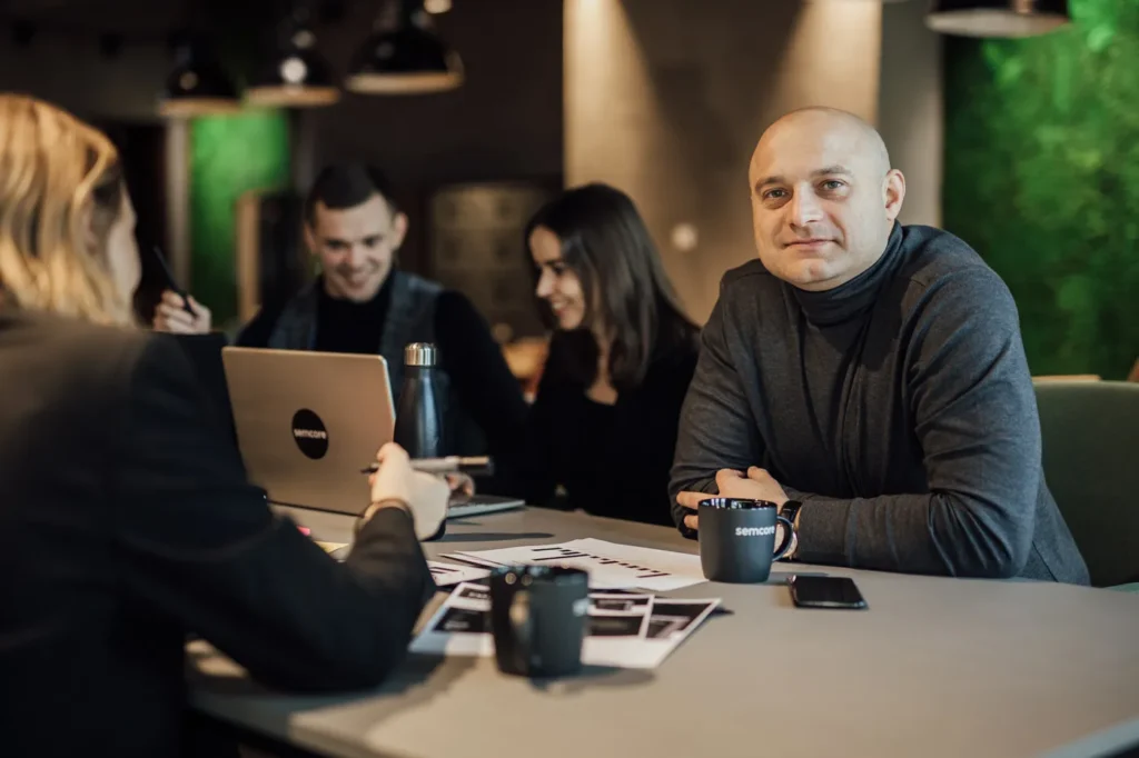 sesja-zespolowa-katowice-mężczyzna-kobieta-firma-praca