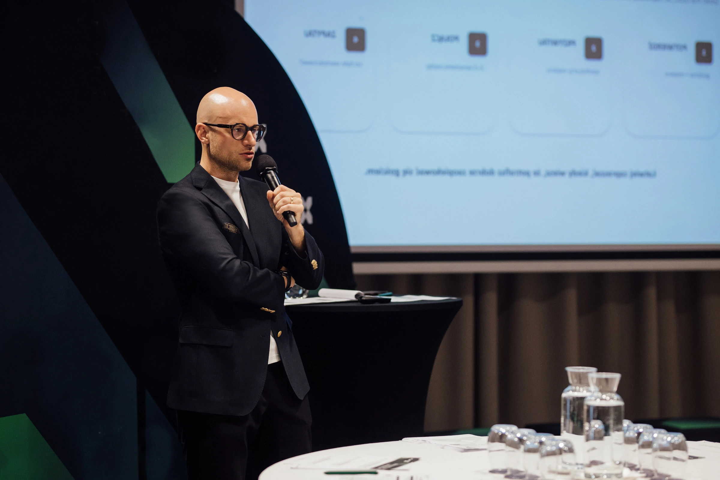 Jakub Żak prowadzi szkolenie z fotografii dla firm