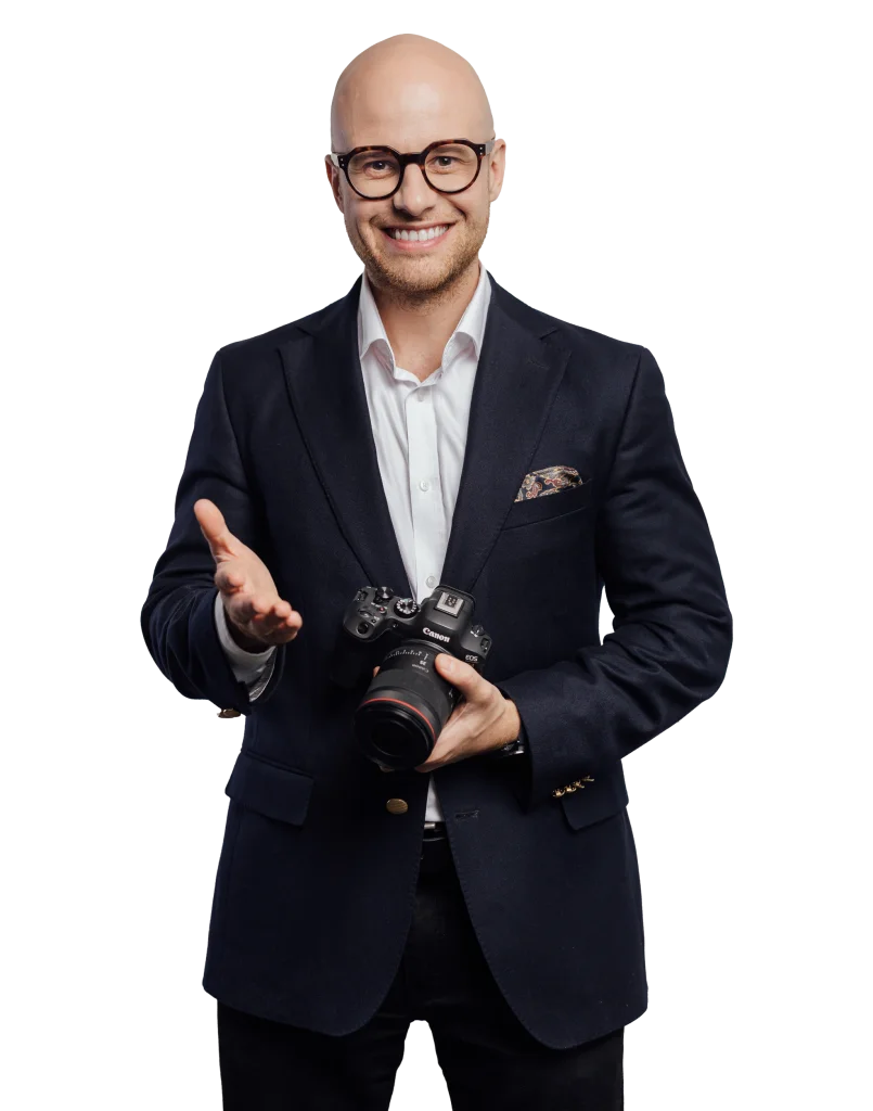 Jakub Żak, fotograf PIX Agency, z aparatem