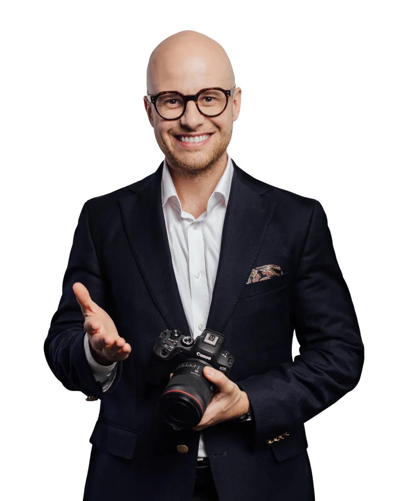Jakub Żak, fotograf PIX Agency, z aparatem